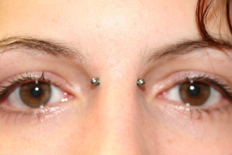 Surface Piercings im Gesicht Piercing Studio Wien