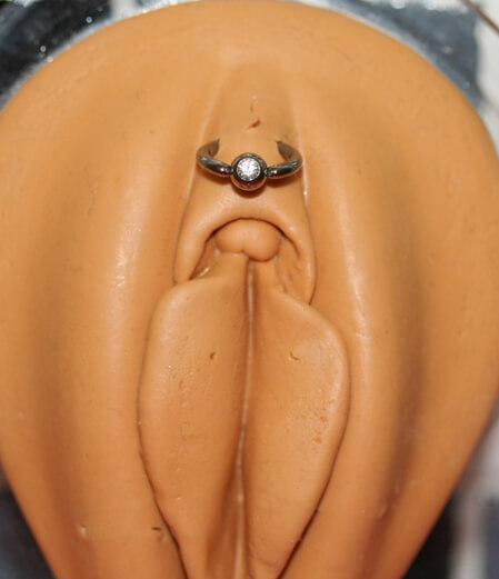 Klitoris vorhaut piercing