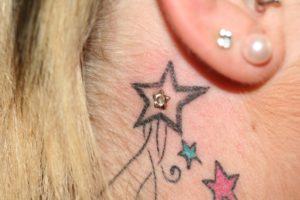 Dermal Anchor Implantat hals tattoo