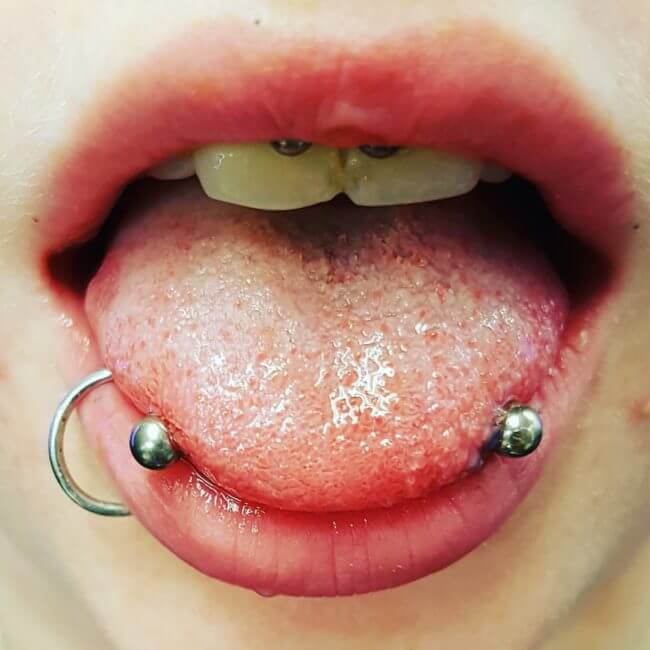 Blasen mit zungenpiercing