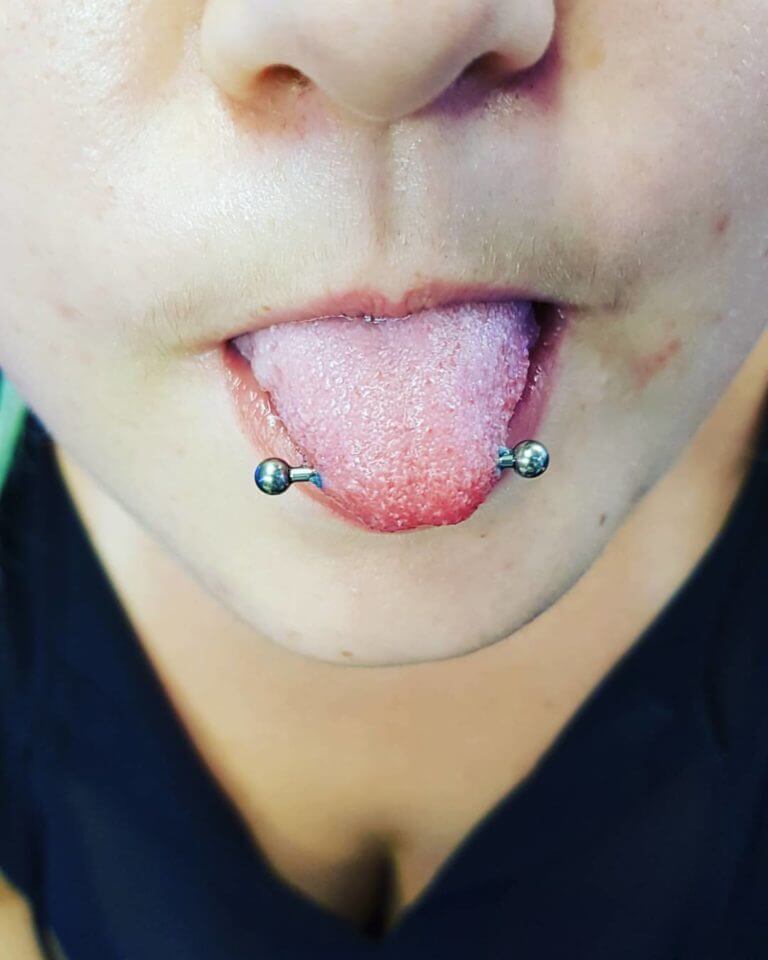 Blasen mit zungenpiercing