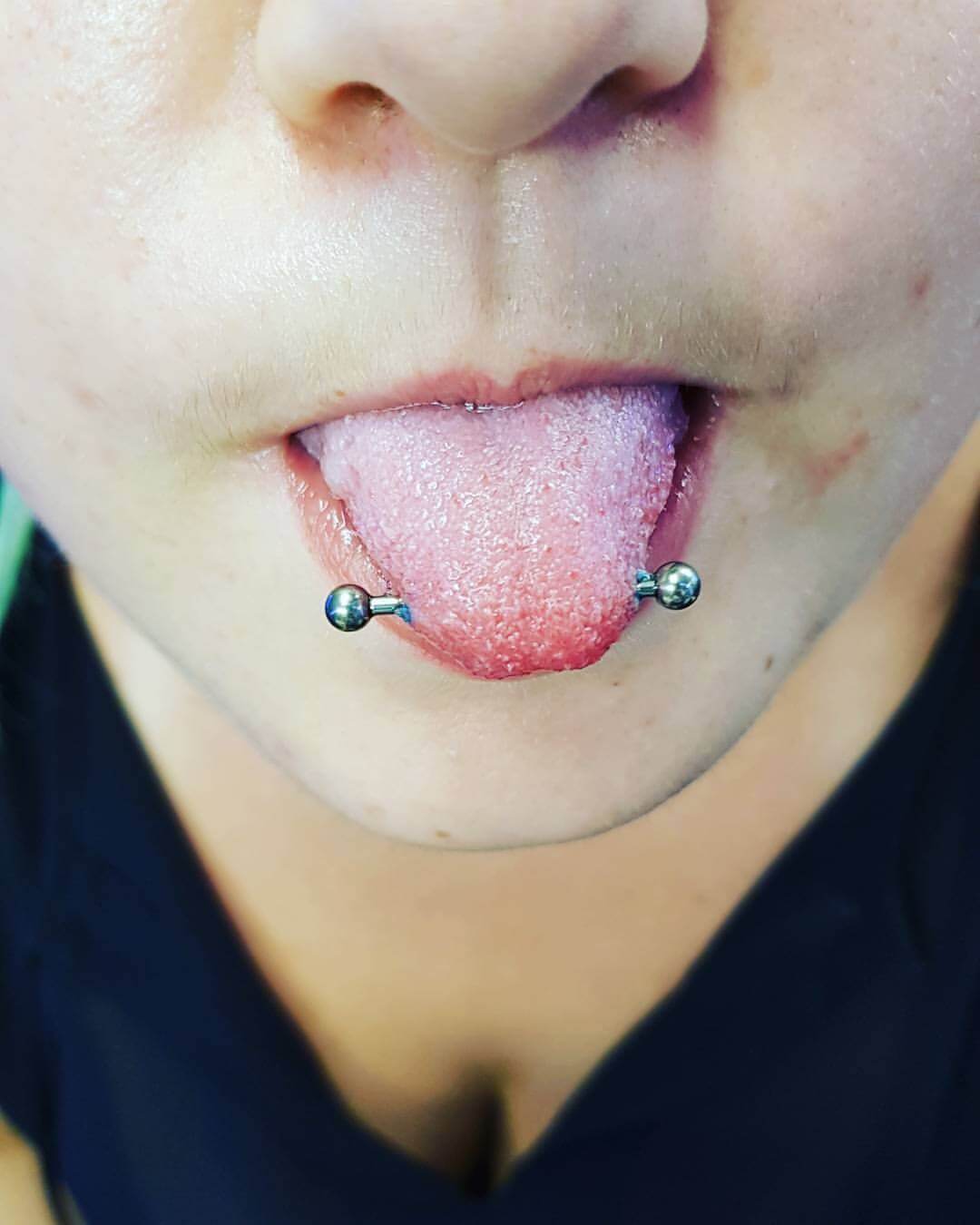 piercing-de-lengua-horizontal-snake-eyes-piercing-studio-wien-below-zero