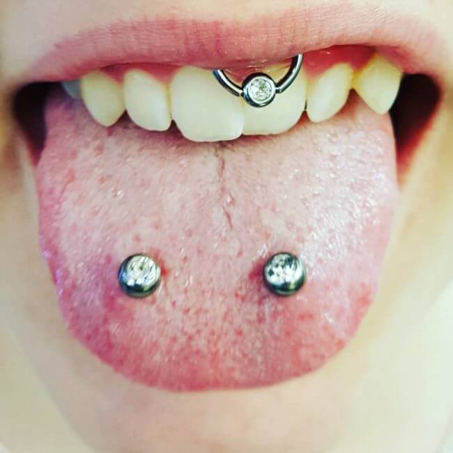 Blasen mit zungenpiercing